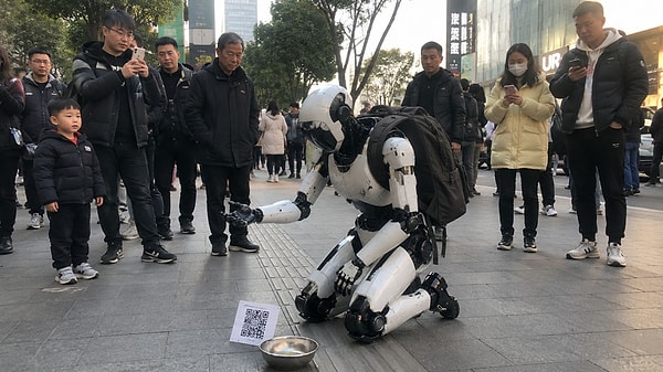 Robotların önüne QR kod koydular