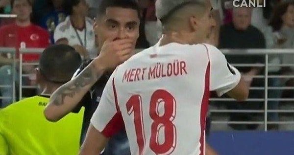 Yeni kuralı fark etti, kırmızı kartın çıkmasını sağladı
