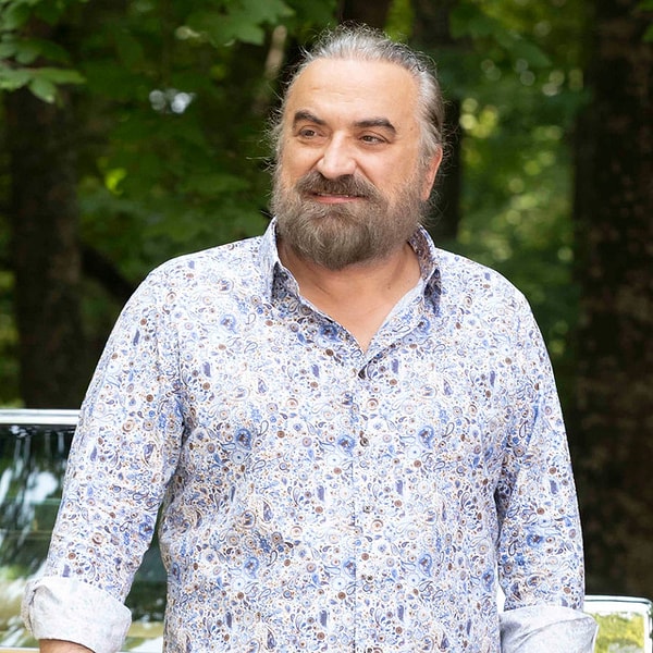Karadeniz müziğinin sevilen isimlerinden Volkan Konak, 31 Mart 2025 tarihinde Kuzey Kıbrıs Türk Cumhuriyeti’nde verdiği konser sırasında rahatsızlanmıştı.