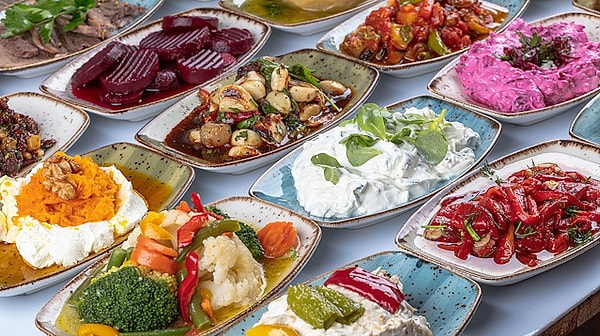 4. Masayı donatan taze Ege mezeleri.