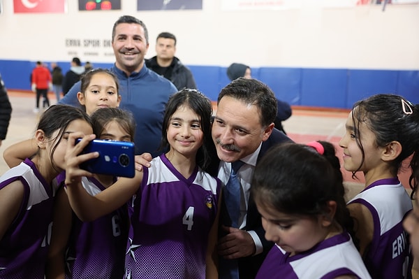 Sayın Valim, ERVA bugün binlerce gence ulaşan bir proje ama çıkış noktasında çok çarpıcı bir hikâye var. O gün o anneyle yaşadığınız karşılaşma sizde nasıl bir etki bıraktı, ERVA fikri nasıl doğdu?