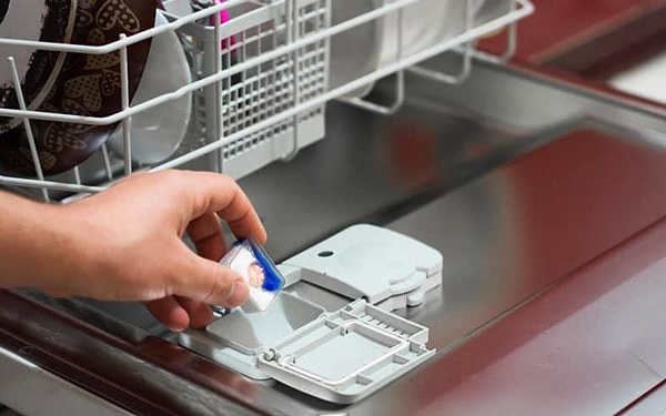Son dönemde sosyal medya platformlarında bulaşık makinesi parlatıcılarının sağlığa ciddi zararlar verdiği ve bağırsak florasını tahrip ettiği yönünde yayılan iddialar, tüketiciler arasında büyük bir endişe yarattı.