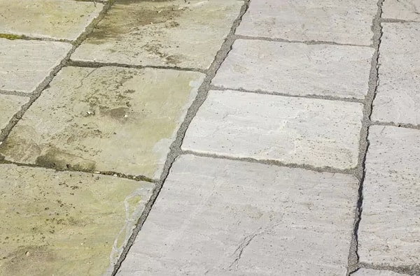 Zamanla biriken kirler ve yeşil yosun tabakaları terasları sadece bakımsız göstermekle kalmıyor, aynı zamanda zeminleri kayganlaştırarak tehlike yaratıyor.