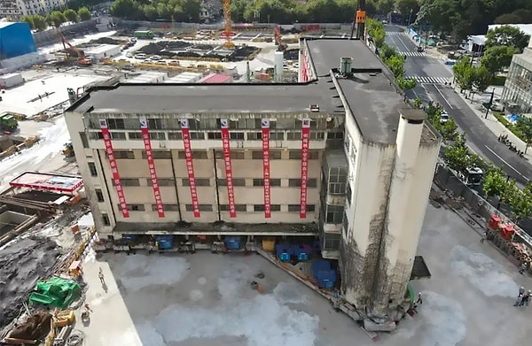 Projenin baş teknik sorumlusu Lan Wuji ve şirketi Shanghai Evolution Shift tarafından geliştirilen teknolojiyle, binanın altına tam 198 adet hareketli destek yerleştirildi.