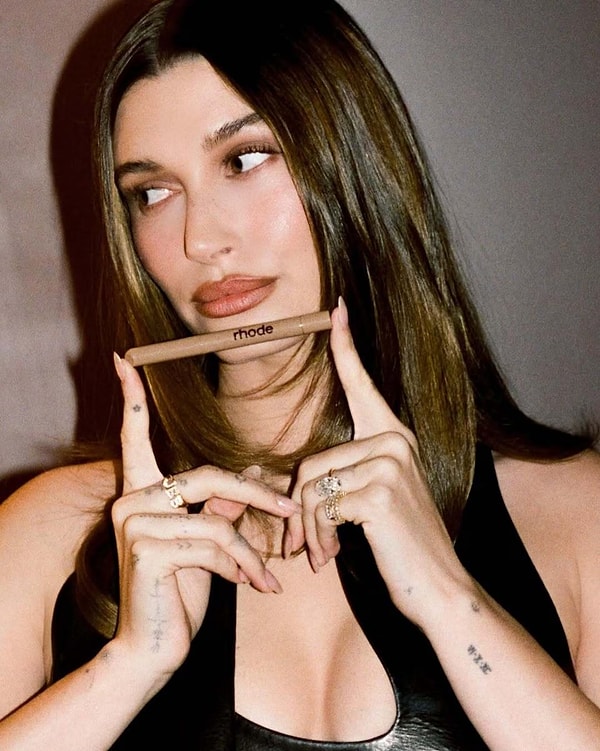 Dünyanın en çok konuşulan stil ikonlarından biri olan Hailey Bieber, son yıllarda yalnızca modellik kariyeriyle değil kurucusu olduğu Rhode markasıyla da adından söz ettiriyor.