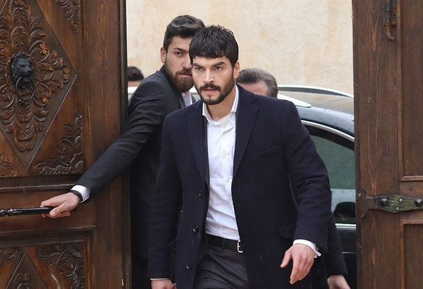 Ebru Şahin'le başrolünü paylaştığı Hercai dizisinde ilk teklif Akın Akınözü'ne değil, Çağlar Ertuğrul'a gitmişti.
