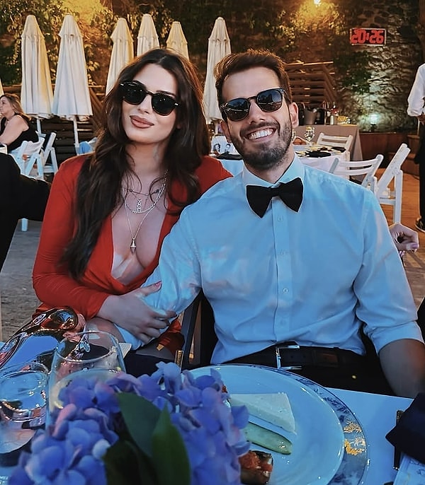 Türkiye'nin en tanınan isimlerinden biri olan Defne Samyeli, yıllardır yalnızca kariyeriyle değil, kızları Deren ve Derin Talu ile de magazin dünyasının yakın takibinde.
