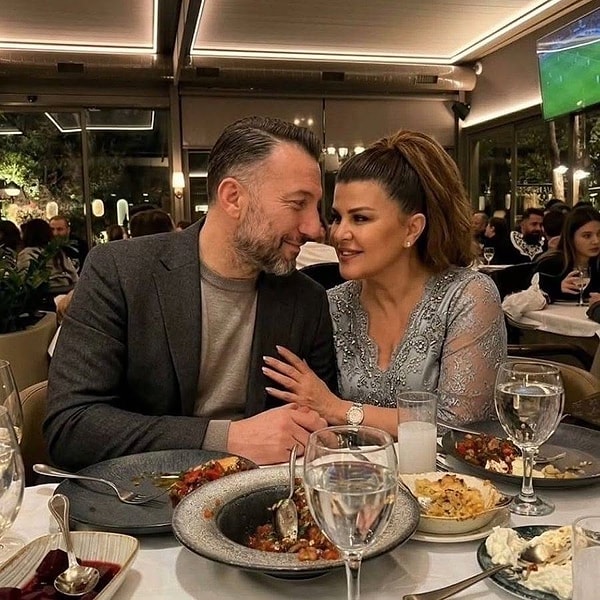 Türkiye'de astroloji denildiğinde akla gelen ilk isimlerden biri olan Nuray Sayarı, yıllardır televizyon ekranlarında yaptığı burç yorumları ve dikkat çeken açıklamalarıyla adından söz ettiriyor.