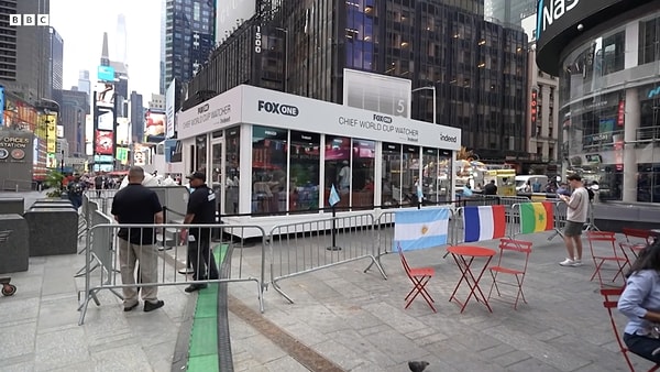 Tek yapmanız gereken, New York'un ortasındaki cam kabinin içerisinde maçları izlemek.