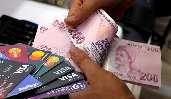 Banka Kartları ve Kredi Kartları mevzuatına göre, nakit avans kısıtlamaları ve kart kapatma işlemleri asgari ödeme tutarı üzerinden şekilleniyor.