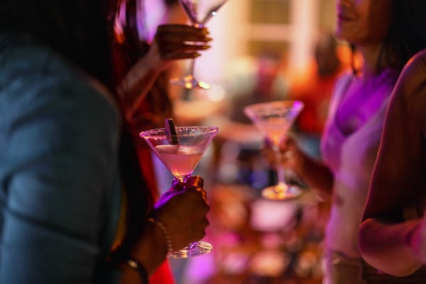 Bozcaada'da Gece Hayatı: Bar, Kulüp ve Açık Hava Mekanları - 2026