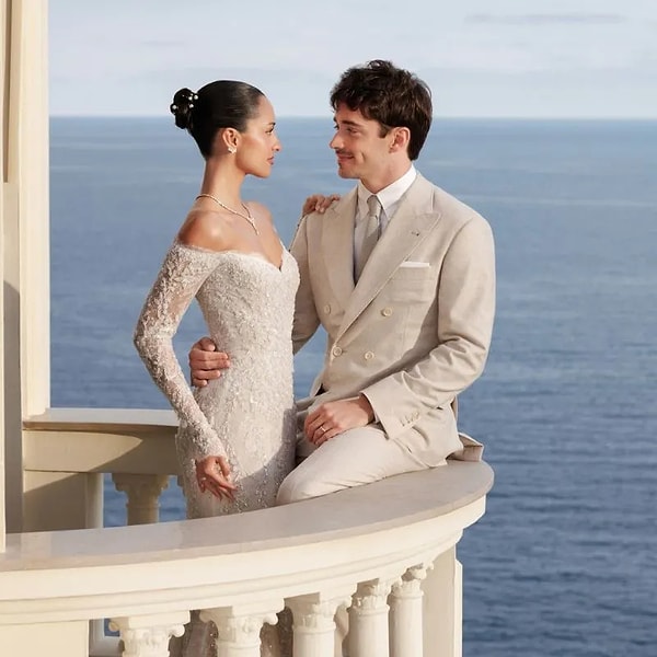 The most talked-about name after the wedding was undoubtedly Asena Atalar. The phenomenal figure opted for an elegant look with her white wedding dress with lace detailing, natural-toned makeup, and simple pulled-back hairstyle.