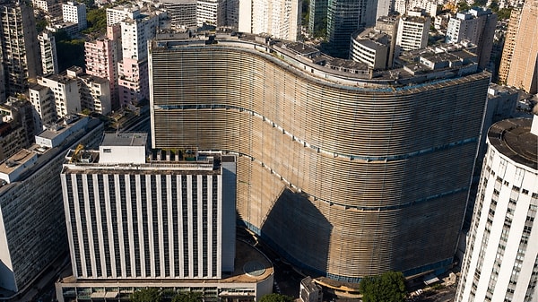 The building houses 1,160 apartments.