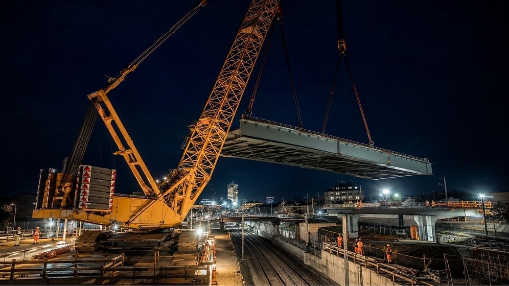 They Put a 255-Ton Bridge in Place While the City Slept