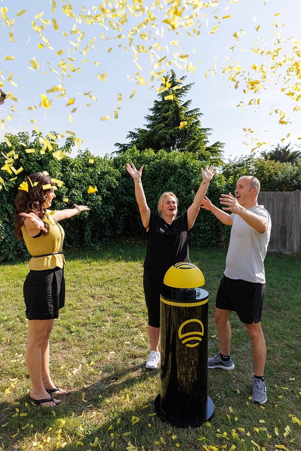 The moment the grand prize of a million pounds hit her account, Honorata set aside 5,000 pounds for her next-door neighbor. This neighbor, with whom she had shared the same neighborhood and daily life for 14 years, had become an integral part of her family.
