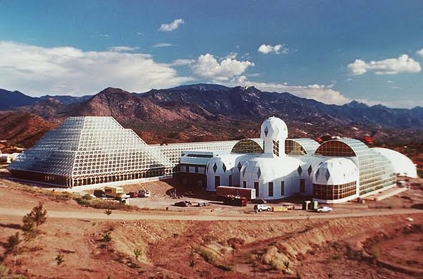 On September 26, 1991, a crew of eight, comprising four men and four women, voluntarily confined themselves inside a colossal glass and steel structure spanning three acres, located near the town of Oracle, Arizona.