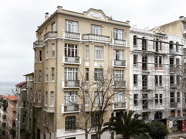 The film "Pain of Autumn" features: The Bazlamacı Apartment Building.