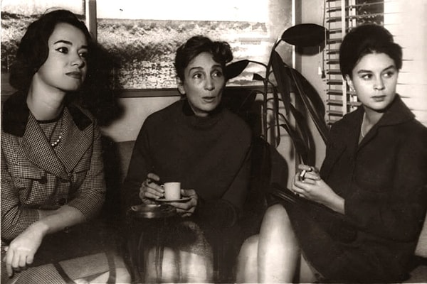Las furias / The Furies (1960) is a film that portrays a powerful, complex story of family dynamics and revenge. The narrative is driven by the fierce determination of a woman who is willing to go to any lengths to protect her family's land and legacy. The film delves deep into the human psyche, exploring themes of love, betrayal, and the destructive power of greed. The characters are richly developed, each with their own motivations and flaws, which adds to the film's overall depth and complexity. The cinematography is stunning, capturing the raw beauty of the landscape and the harsh realities of life on the frontier. The director's skillful use of light and shadow adds a layer of visual depth and intensity to the film. The performances are outstanding, with each actor bringing a unique energy and authenticity to their role. The film's climax is both shocking and deeply moving, leaving the viewer with a profound sense of the tragic consequences of unchecked ambition and greed. The Furies is a cinematic masterpiece that offers a compelling exploration of the human condition.