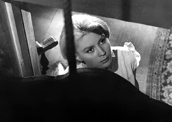 La mano en la trampa, 1961 yapımı bir filmdir. Film, bir kadının ailesi tarafından terk edildiği ve bir yabancı tarafından bulunduğu bir kasabada geçiyor. Yabancı, kadının ailesinin geçmişini araştırmaya başlar ve bu süreçte kasabanın sakinlerinin de sırlarını ortaya çıkarır. Film, yalnızlık, aidiyet ve kimlik arayışı temalarını ele alıyor.

The Hand in the Trap is a film from 1961. The story unfolds in a town where a woman has been abandoned by her family and discovered by a stranger. This outsider begins to delve into the history of the woman's family, in the process revealing the secrets of the town's inhabitants as well. The film grapples with themes of solitude, belonging, and the search for identity.