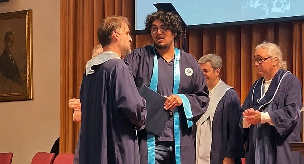 Boğaziçi Üniversitesi'nde kep atma heyecanının yaşandığı dakikalarda sahnede beklenmedik bir kriz patlak verdi.
