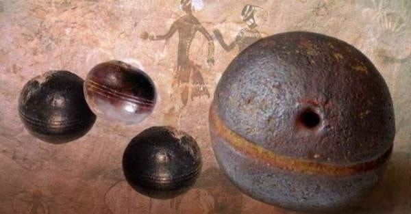 Öte yandan jeologlar ve ana akım bilim insanları, kürelerin arkasında uzaylıların veya kayıp uygarlıkların değil, tamamen doğal jeolojik süreçlerin olduğunu savunuyor.