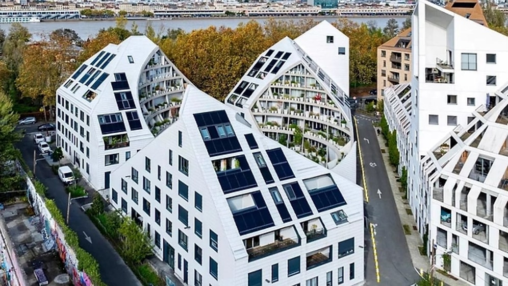 An Apartment Complex Designed as a Secret Green Valley in the Heart of the City