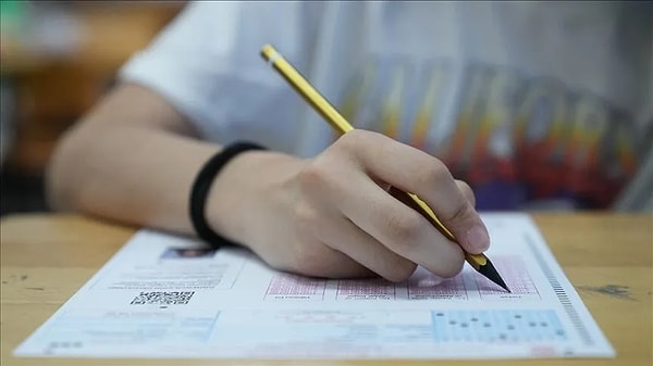 İyi bir lisede okumak isteyen yüz binlerce ortaokul öğrencisi LGS sonuçlarının açıklanmasını bekliyor.