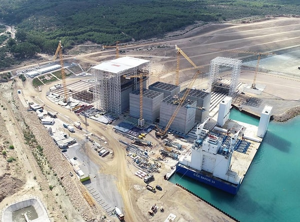 Deniz mühendisliğinin en büyük yapıları arasında gösterilen devasa beton bloklar hassas hesaplamalarla deniz tabanına konumlandırıldı