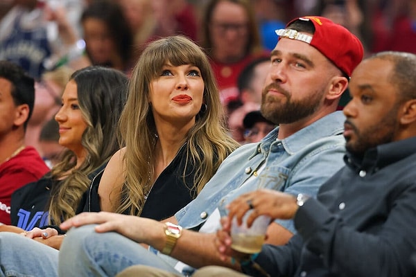 Bir diğer çok konuşulan iddia ise ikilinin imzaladığı evlilik sözleşmesi oldu: Birçok kaynağın aktardığına göre Taylor Swift ve Travis Kelce, düğünlerinden önce 40 sayfalık kapsamlı bir evlilik öncesi anlaşmaya imza attı.