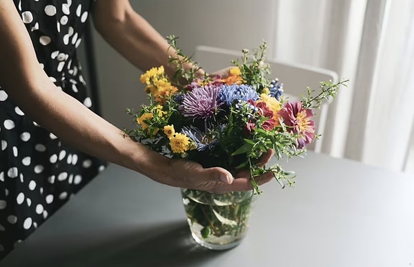 The fresh flower bouquets that brighten our homes and transform their ambiance, unfortunately, can wither and dry out quickly due to the impact of high temperatures, thus completing their life cycles rapidly.
