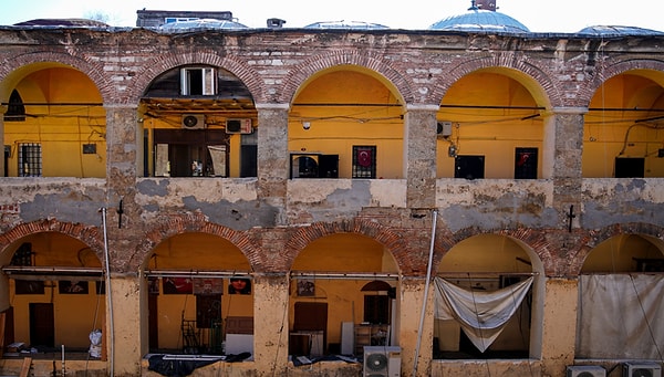 Geçmişte sarrafları barındıran tarihi yapı günümüzde zanaatkarları bir araya topluyor