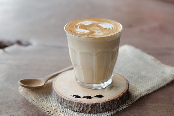 Senin imza içeceğin, ballı tarçınlı flat white!