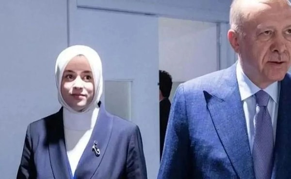 Cumhurbaşkanı Erdoğan'ın NATO zirvesinde yanında bulunan çevirmen merak konusu oldu.