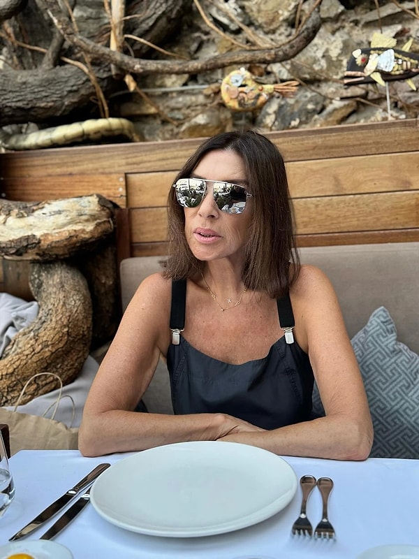 Nebahat Çehre'nin oyunculuğu kadar, hatta zaman zaman oyunculuğunun bile önüne geçen bir başka özelliği daha var: Yıllara meydan okuyan güzelliği...
