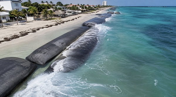 Meksika’nın turistik ve ekolojik açıdan büyük öneme sahip Yucatán eyaleti, kuzey kıyılarında yıllardır süregelen ve yılda 1 metreyi aşan ciddi kıyı erozyonuyla mücadele etmek için ezber bozan bir yöntem benimsedi.