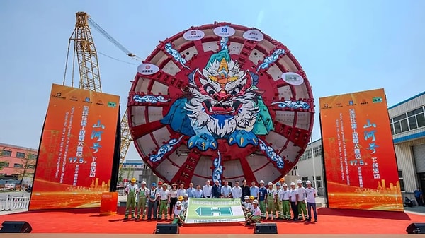 The excavation was carried out by a massive machine named "Shanhe".