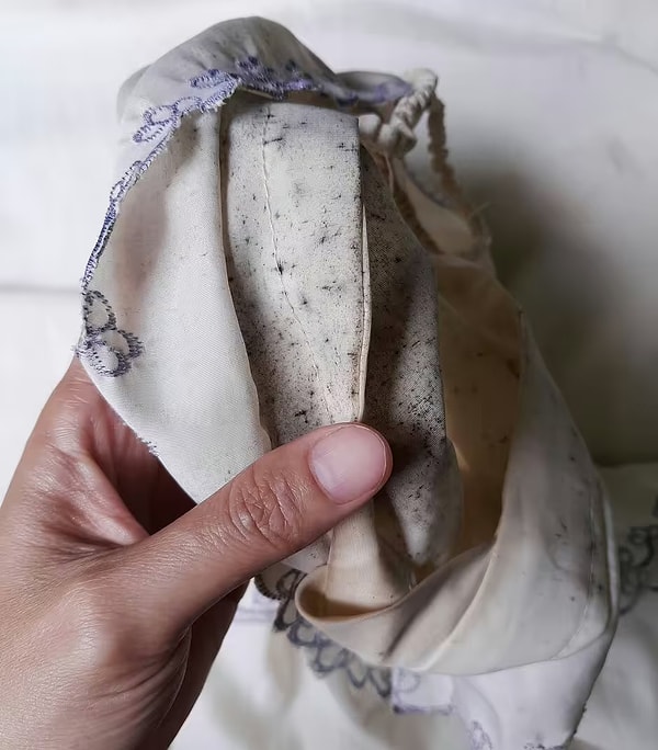 The method shared by Chantel Mila, which has garnered significant attention, fundamentally relies on uncooked rice, a staple in every kitchen.