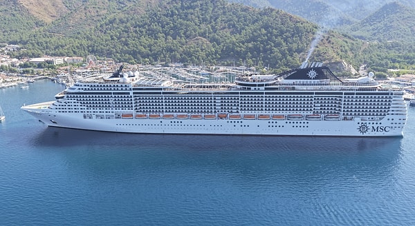 Following the completion of customs procedures, the tourists who disembarked from the ship created a crowd in the center of Marmaris.