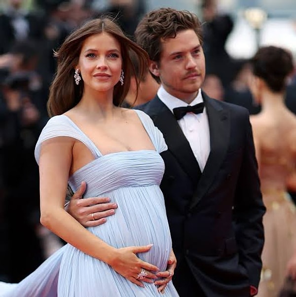 Hollywood'un en sevilen çiftlerinden biri olarak gösterilen Barbara Palvin ve Dylan Sprouse'un hikayesi aslında oldukça sıra dışı bir şekilde başladı.