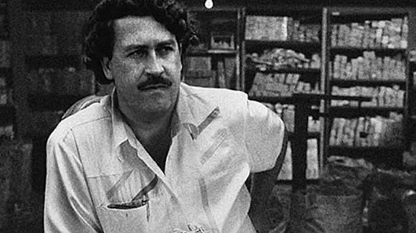 Escobar hapisten kaçtı ve mallarına el konduğu için para sıkıntısı yaşıyor.