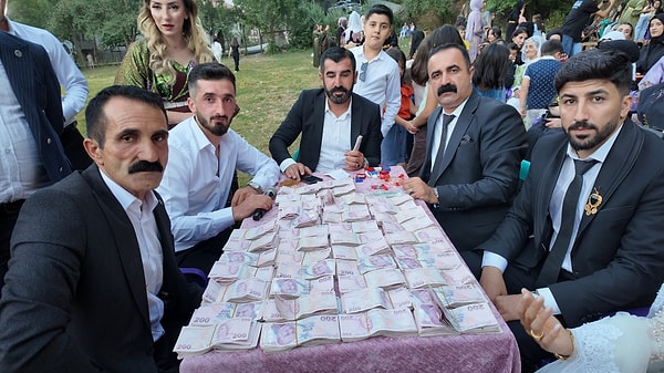 Düğünde takılan paraların sayılması için ayrı bir masa kuruldu👇🏻