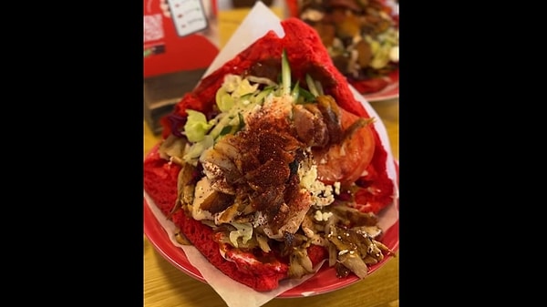 Klasik döner lezzeti ile taze çilek aromasının bir araya gelmesiyle sıra dışı bir menü ortaya çıktı.