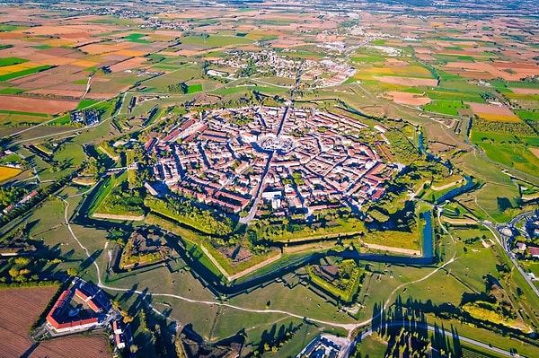 Palmanova hem ideal şehir hem savunma makinesi olarak tasarlandı