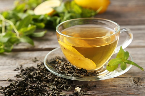 Green Tea: It is notably rich in catechins, antioxidants that protect vascular health and regulate cholesterol levels.