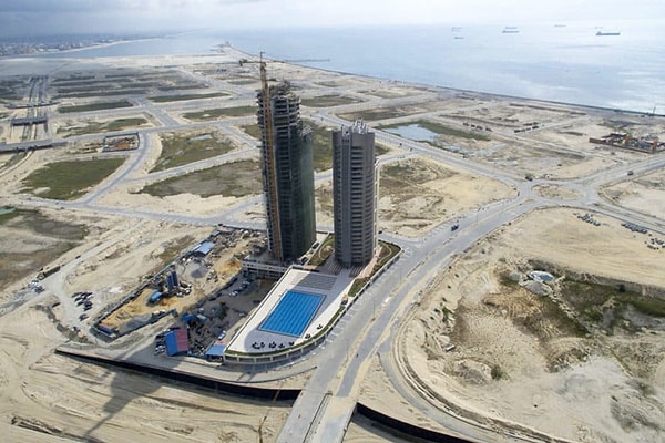 Rising right in the middle of the ocean as an extension of Victoria Island, this artificial city will cover an area of 10 square kilometers once it's fully completed.