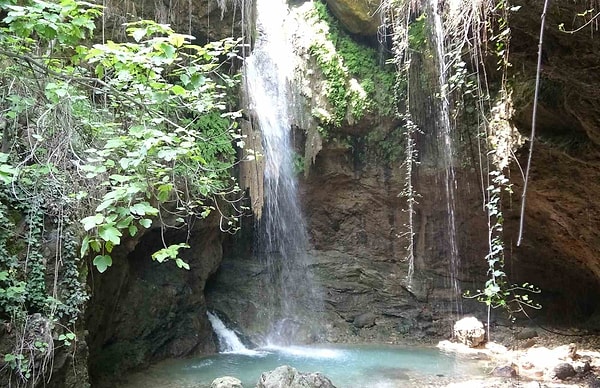 Mersin'in Erdemli ilçesinde, doğanın içinde adeta gizlenmiş halde bulunan Koramşalı Şelalesi, bu yıl etkili olan yağışların ardından yeniden gür akmaya başladı.
