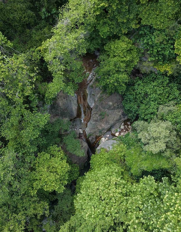 Yaklaşık 10 yıl önce keşfedilen ve turizme kazandırılması amacıyla çeşitli çalışmalar yürütülen şelale, son yıllarda yaşanan kuraklık nedeniyle zaman zaman tamamen kurumuştu.