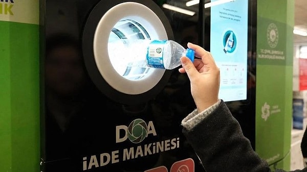 Evdeki, sokaktaki eski pet ve cam şişeleri çuvallara doldurarak iade noktalarına götürenler, makinelerin şişeleri geri çevirmesiyle şaşkınlık yaşadı.