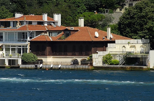 Derin Mermerci'nin ismi anıldığında akla gelen ilk detaylardan biri de yıllardır yaşadığı tarihi Boğaz yalısı oluyor.
