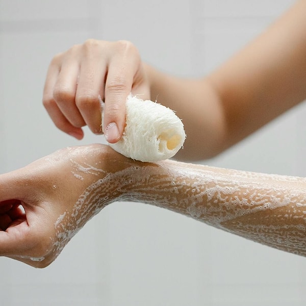 Krem saçında beklerken peeling aşamasına geçebilirsin.